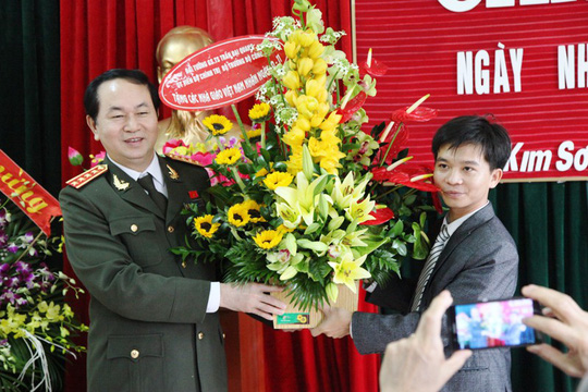 Đây là bức ảnh Chủ tịch nước khi làm Bộ trưởng Bộ Công an, nhân dịp về quê trong ngày Nhà giáo Việt Nam 20/11, đã ghé thăm trường