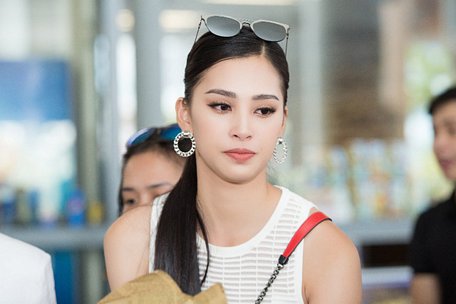  Hoa hậu Trần Tiểu Vy về sân bay Đà Nẵng