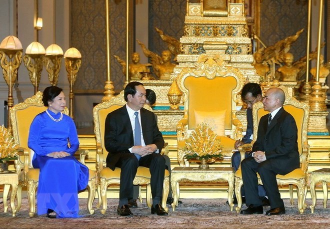  Chủ tịch nước Trần Đại Quang và Phu nhân cùng Quốc vương Campuchia Norodom Sihamoni tại Lễ đón chính thức ở Thủ đô Phnom Penh, Campuchia, sáng 15/6/2016. (Ảnh: Nhan Sáng/TTXVN)