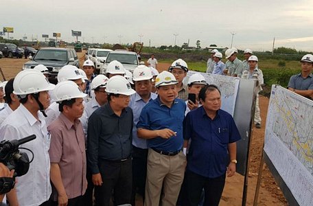  Phó Thủ tướng Trịnh Đình Dũng (hàng đầu, thứ 2 từ phải) đi kiểm tra tiến độ xây dựng cao tốc Trung Lương - Mỹ Thuận cùng Bộ trưởng Bộ GTVT Nguyễn Văn Thể (ngoài cùng, bên trái)