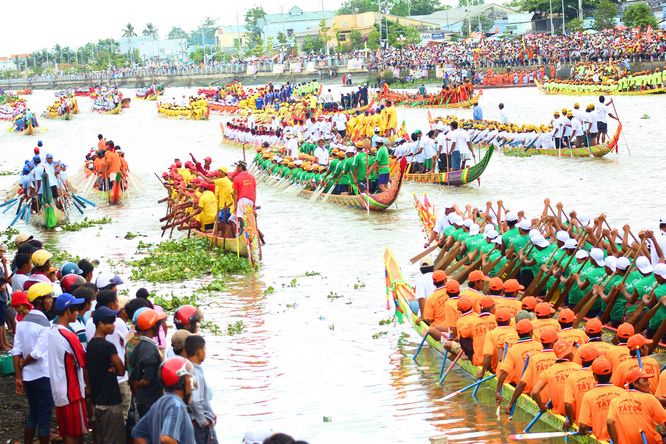 Hàng năm, đến mùa lễ hội đua ghe ngo là hàng trăm ngàn người dân hội tụ về dòng sông Maspéro.