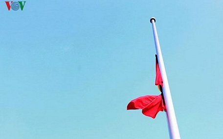 Các cơ quan, công sở trong cả nước và các cơ quan đại diện của Việt Nam ở nước ngoài treo cờ rủ trong 2 ngày Lễ Quốc tang. (Ảnh minh họa)