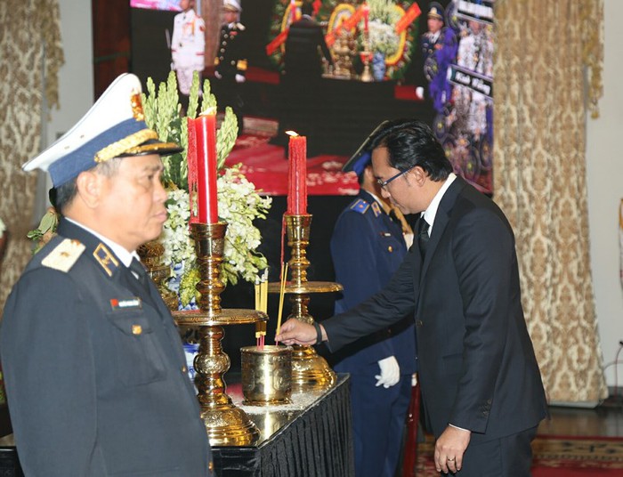 Tổng lãnh sự Malaysia thắp hương viếng Chủ tịch nước Trần Đại Quang.