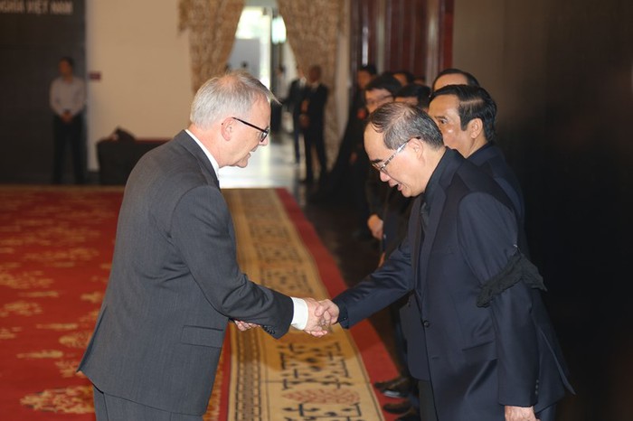 Tổng lãnh sự quán Đức bắt tay chia buồn với Bí thư Thành ủy TP.HCM Nguyễn Thiện Nhân.