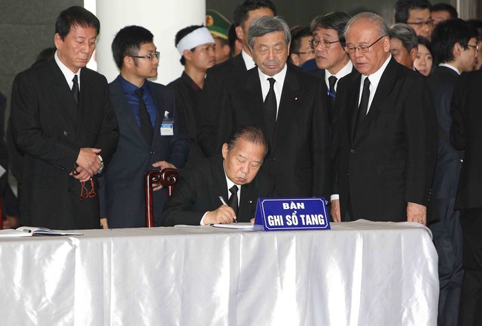 Đoàn Nhật Bản viếng Chủ tịch nước Trần Đại Quang và ghi sổ tang. (Ảnh: TTXVN)
