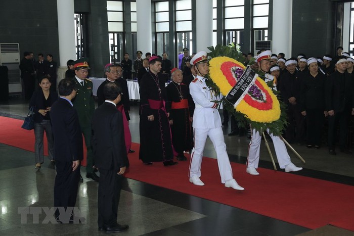 Đoàn Tòa thánh Vatican viếng Chủ tịch nước Trần Đại Quang. (Ảnh: Nhan Sáng/TTXVN)