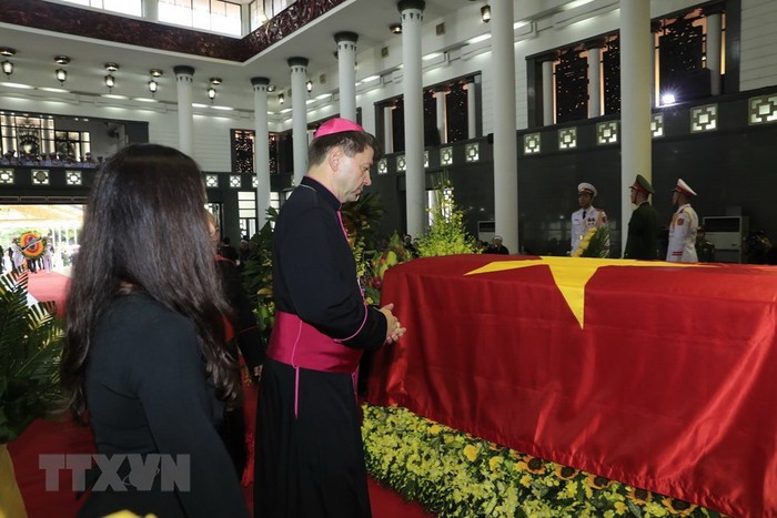 Đoàn Tòa thánh Vatican viếng Chủ tịch nước Trần Đại Quang. (Ảnh: Nhan Sáng/TTXVN)