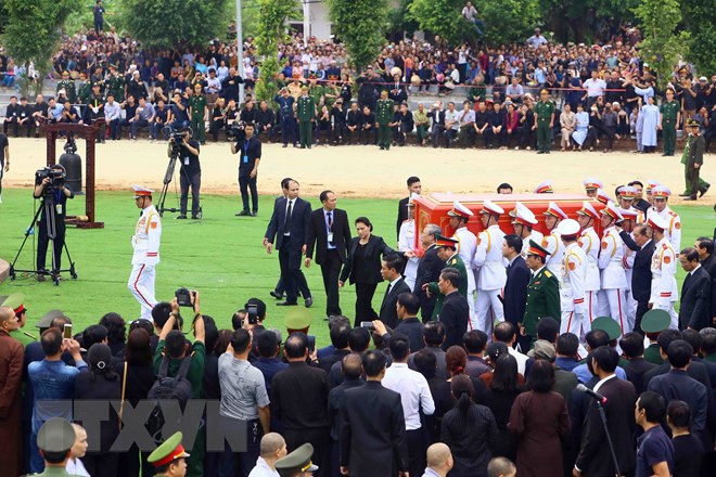  Linh cữu của Chủ tịch nước Trần Đại Quang được đưa tới khu huyệt mộ để chuẩn bị cho nghi thức đầu tiên của lễ an táng. (Ảnh: Quang Quyết/TTXVN)