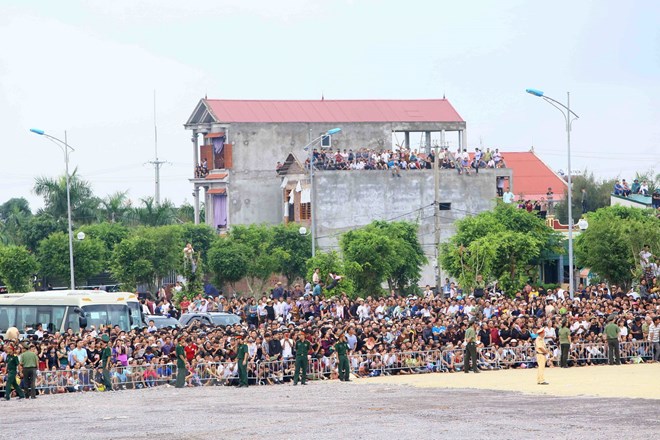  Đông đảo nhân dân địa phương tới theo dõi Lễ an táng Chủ tịch nước Trần Đại Quang, được truyền hình trực tiếp và chiếu qua màn hình lớn tại xã Quang Thiện, huyện Kim Sơn, tỉnh Ninh Bình. (Nguồn: TTXVN)