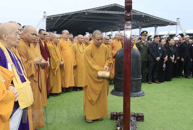 Các nhà sư thực hiện nghi thức thỉnh một hồi chuông dài, trước khi đội nghi lễ tiến hành lấp mộ Chủ tịch nước Trần Đại Quang. (Ảnh: Nhan Sáng/TTXVN)
