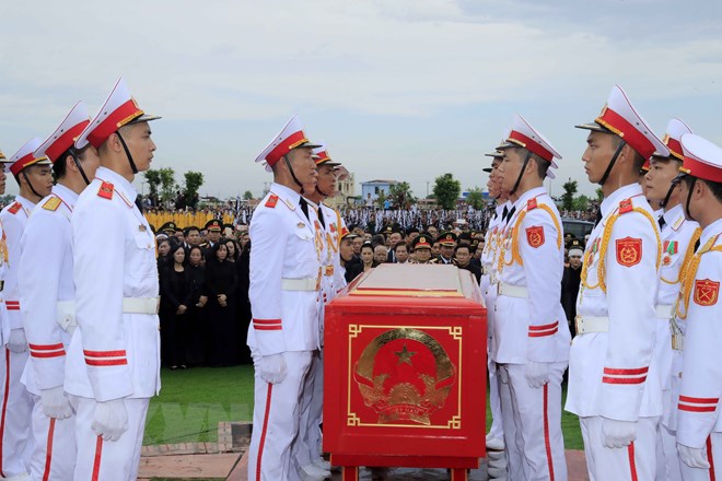  Các chiến sỹ trong đội nghi lễ thực hiện nghi thức hạ huyệt linh cữu Chủ tịch nước Trần Đại Quang. (Nguồn: TTXVN)