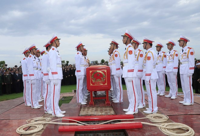  Các chiến sỹ trong đội nghi lễ thực hiện nghi thức hạ huyệt linh cữu Chủ tịch nước Trần Đại Quang. (Nguồn: TTXVN)