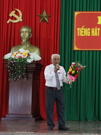 Chú Nguyễn Văn Lích (xã Đông Bình), 73 tuổi, là thí sinh đơn ca lớn tuổi nhất cuộc thi.