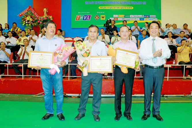  Ông Lữ Quang Ngời- Phó Chủ tịch UBND tỉnh trao bằng khen, tặng phẩm của UBND tỉnh cho các nhà đồng tài trợ mùa giải 2018.