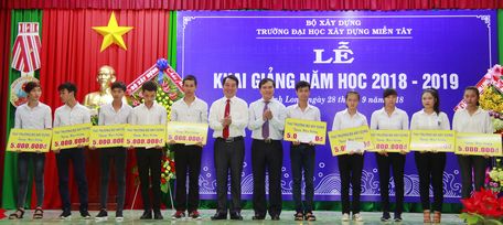 10 sinh viên được nhận học bổng của Thứ trưởng Lê Quang Hùng, mỗi suất trị giá 5 triệu đồng.