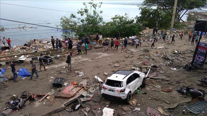Hiện trường ngổn ngang, đổ nát sau khi sóng thần ập vào Palu, đảo Sulawesi, Indonesia ngày 28/9/2018. Ảnh: AFP/ TTXVN