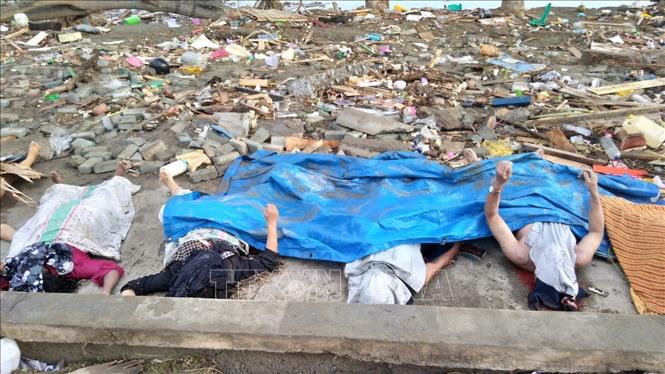 Thi thể các nạn nhân sau động đất kèm sóng thần ập vào thành phố Palu, đảo Sulawesi, Indonesia ngày 29/9/2018. Ảnh: AFP/ TTXVN