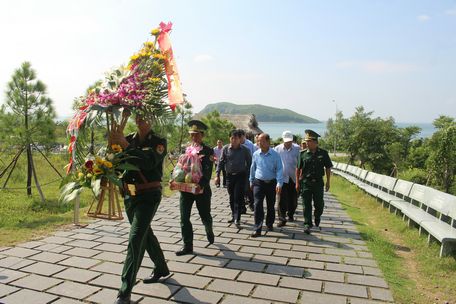 Các thành viên trong đoàn đến dâng hoa Đại tướng Võ Nguyên Giáp.