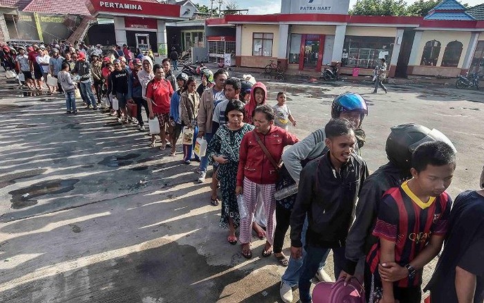 Hình ảnh người dân xếp hàng dài để mua nhiên liệu tại một cây xăng ở thành phố Palu- nơi chịu thiệt hại nặng nề nhất sau thảm họa kép động đất sóng thần ngày 28/9 tại Indonesia.