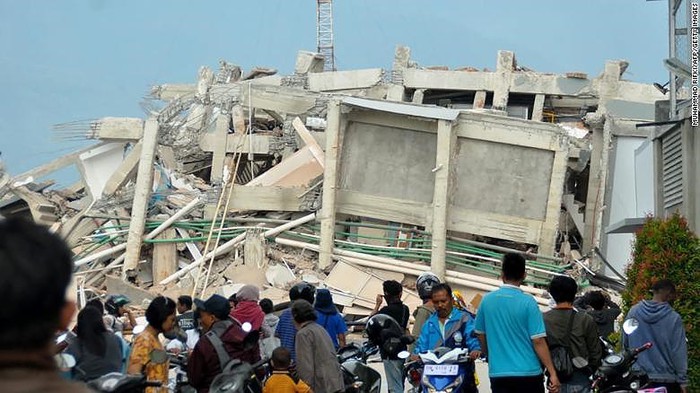 Tòa nhà bị sập vì động đất. Nhà chức trách Indonesia cảnh báo người dân khả năng tiếp tục xảy ra dư trấn.