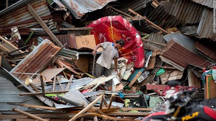 Theo thống kê mới nhất, hơn 830 người đã thiệt mạng vì động đất sóng thần tại Indonesia. Tuy nhiên, con số này được dự báo tiếp tục tăng vọt vì còn rất nhiều người bị mất tích, bị mắc kẹt dưới các đống đổ nát.