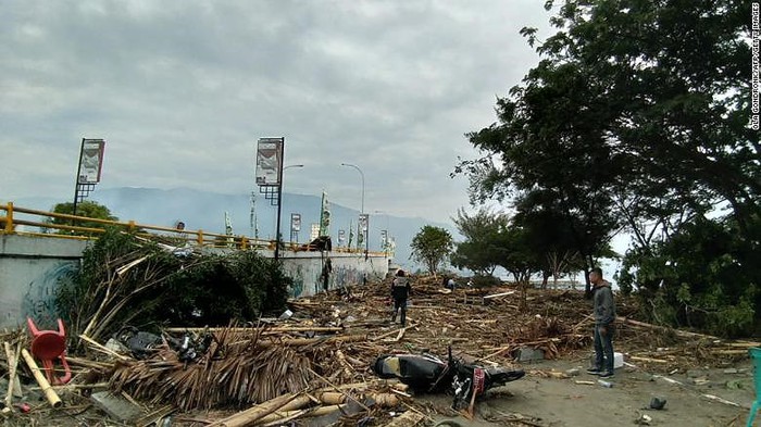 Nhiều khu vực chịu thảm họa tại Indonesia vẫn bị chia cắt, thông tin liên lạc bị mất.