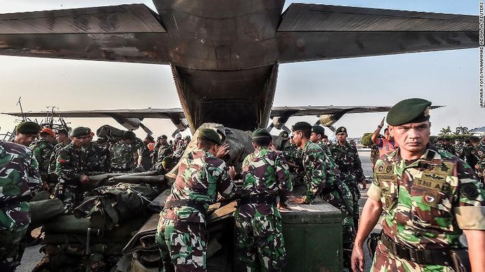 Quân đội Indonesia được huy động vào nỗ lực cứu hộ. Trong ngày 30/9, Tổng thống Indonesia Joko Widodo sẽ đi thị sát tới những khu vực bị ảnh hưởng vì thảm họa động đất sóng thần./.