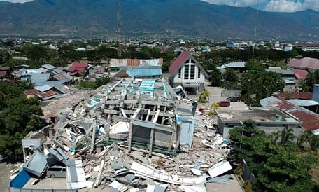 Khung cảnh hoang tàn sau khi trận động đất và sóng thần quét qua TP Palu. Ảnh: AP