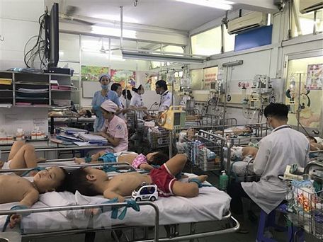 Bệnh viện Nhi đồng 1 Thành phố Hồ Chí Minh quá tải vì bệnh nhi mắc tay chân miệng gia tăng, (Ảnh: Đinh Hằng/TTXVN)