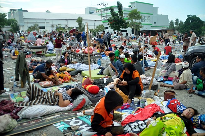 Các thành viên y tế giúp đỡ các nạn nhân thảm họa động đất-sóng thần bên ngoài một bệnh viện ở Palu, đảo Sulawesi, ngày 29/9. (Nguồn: AFP)