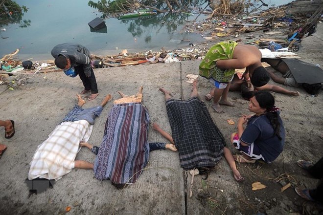 Thi thể các nạn nhân trong thảm họa động đất, sóng thần tấn công Palu, đảo Sulawesi, Indonesia ngày 29/9/2018. (Nguồn: EPA-EFE/TTXVN)