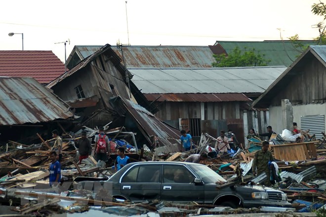 Nhà cửa và phương tiện bị tàn phá nghiêm trọng sau các trận động đất và sóng thần tại tỉnh Trung Sulawesi, Indonesia ngày 29/9/2018. (Nguồn: AFP/TTXVN)