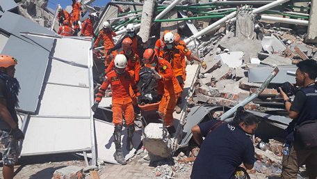  Nhân viên cứu hộ nỗ lực tìm kiếm các nạn nhân bị vùi lấp (Ảnh: The Jakatar Post)