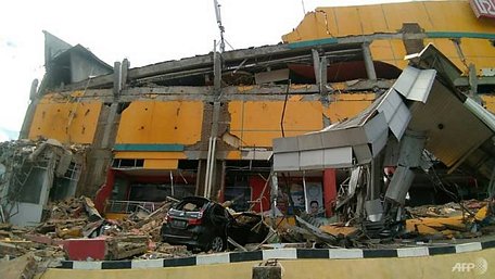  Nhiều người được cho là vẫn bị mắc kẹt dưới các đống đổ nát của các tòa nhà (Ảnh: AFP)