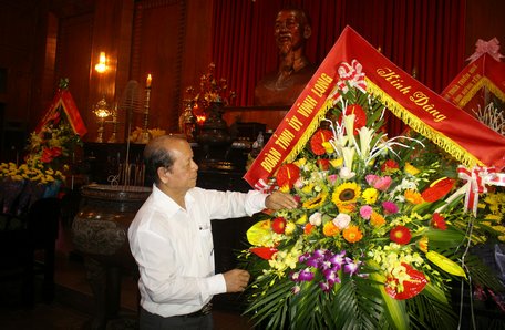 Phó Bí thư Thường trực Tỉnh ủy- Trương Văn Sáu dâng hoa tại Khu lưu niệm Chủ tịch Hồ Chí Minh.