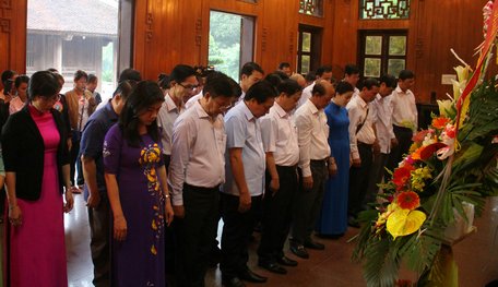 Đoàn dành phút mặc niệm để tưởng nhớ công lao to lớn của Chủ tịch Hồ Chí Minh.