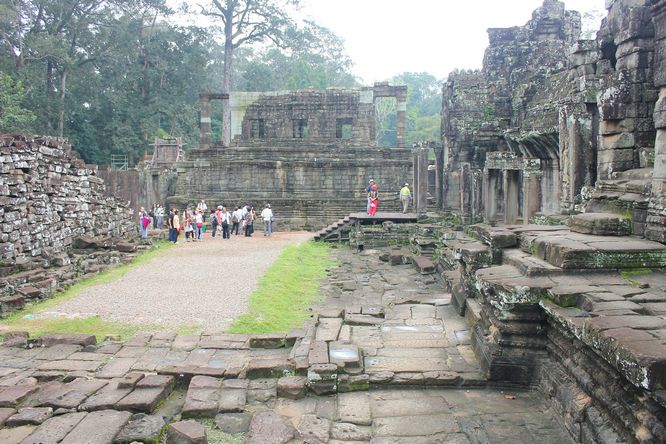 Angkor Wat nằm dưới những tán cây rừng hàng trăm năm tuổi.