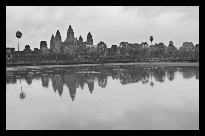 Hình ảnh Angkor Thom soi bóng bên hồ nước.