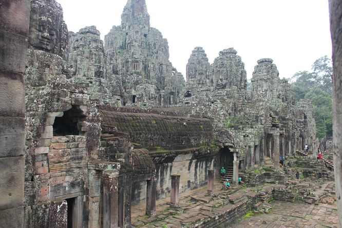 Nhiều ngôi đền, tháp thờ trong di tích.
