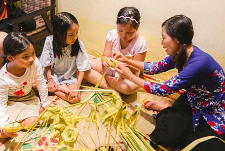  Các em nhỏ thích thú với những con vật ngộ nghĩnh được xếp bằng lá dừa trong chương trình Trung thu nhà mình