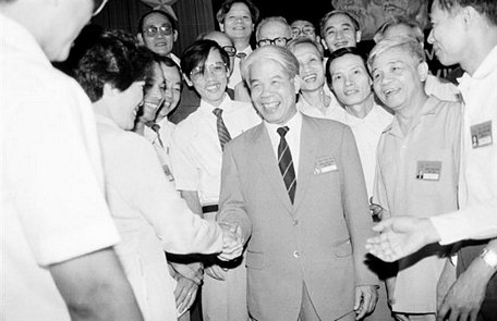 Tổng Bí thư Đỗ Mười với các đại biểu dự Đại hội VII Đảng Cộng sản Việt Nam (tháng 6/1991). (Ảnh: Xuân Lâm/TTXVN)