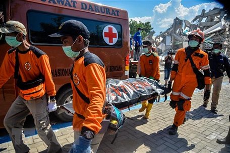 Lực lượng cứu hộ chuyển thi thể nạn nhân trong vụ động đất và sóng thần tại Palu, Trung Sulawesi, Indonesia ngày 1/10/2018. (Ảnh: THX/ TTXVN)