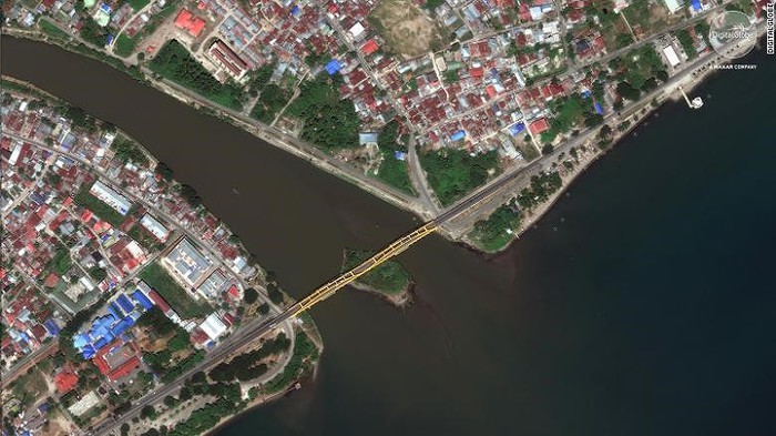 Vào thời điểm thiên tai chưa xảy ra, cây cầu Panulele bắc ngang dòng sông Palu.