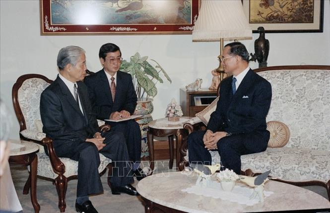  Nhà vua Thái Lan Bhumibol Adulyadej tiếp Tổng Bí thư Đỗ Mười thăm Thái Lan, chiều 16/10/1993, tại thủ đô Bangkok. Ảnh: Xuân Lâm/TTXVN