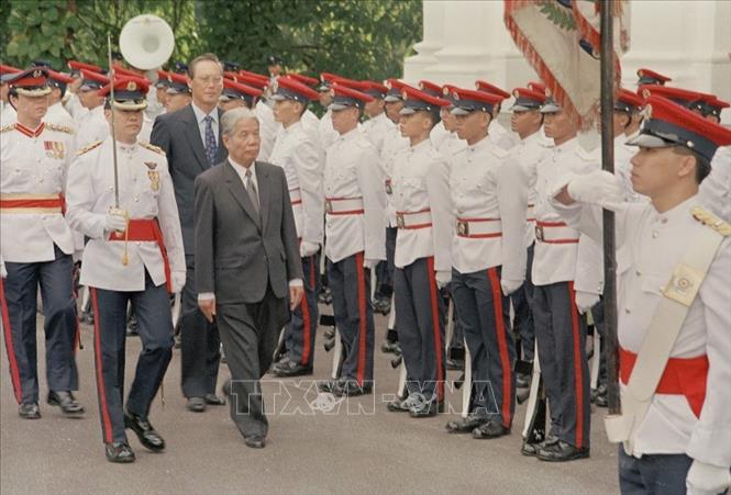  Thủ tướng Singapore Go Chok Tong và Tổng Bí thư Đỗ Mười duyệt đội danh dự Quân đội Singapore tại Lễ đón, trong chuyến thăm chính thức Singapore, ngày 10/1993. Ảnh: Xuân Lâm/TTXVN