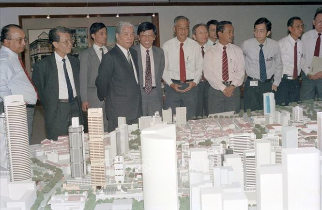  Tổng Bí thư Đỗ Mười thăm Khu công nghiệp Jurong và Cục phát triển Quản lý đô thị Singapore (tháng 10/1993). Ảnh: Xuân Lâm/TTXVN