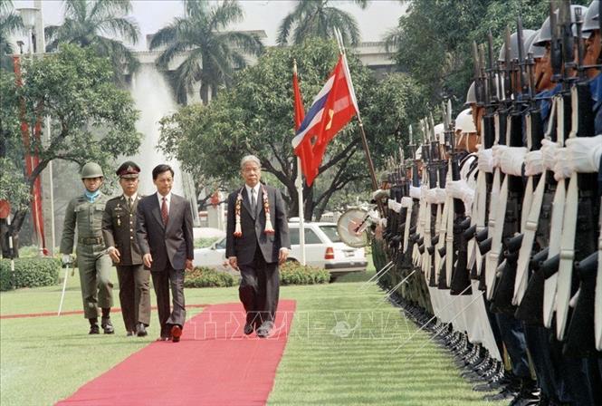  Tổng Bí thư Đỗ Mười và Thủ tướng Thái Lan Chuan Leekpai duyệt đội danh dự tại Lễ đón, trong chuyến thăm chính thức Thái Lan (10/1993). Ảnh: Xuân Lâm/TTXVN