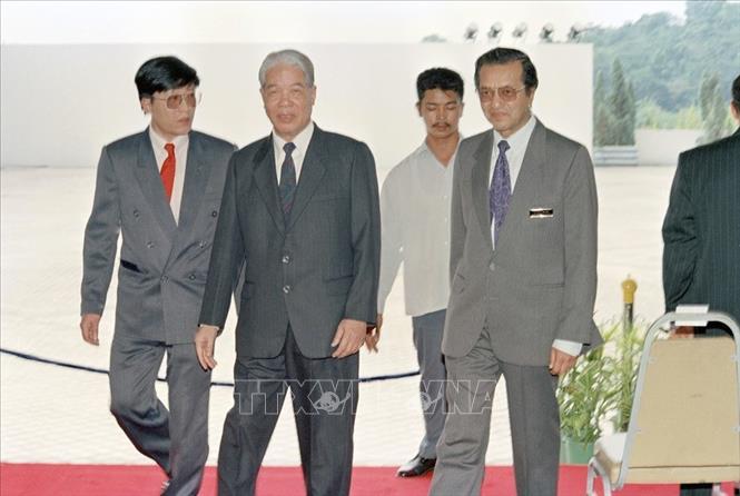  Tổng Bí thư Đỗ Mười và Thủ tướng Malaysia Mahathir bin Mohamad tại Lễ đón, sáng 24/3/1994 ở Thủ đô Kuala Lumpur, trong chuyến thăm chính thức Malaysia. Ảnh: Xuân Lâm/TTXVN