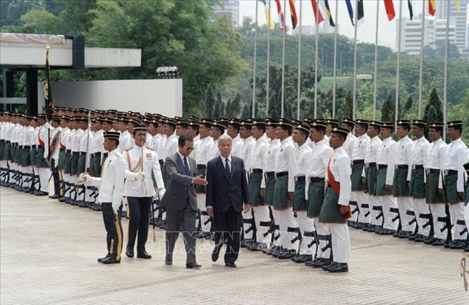  Tổng Bí thư Đỗ Mười và Thủ tướng Malaysia Mahathir bin Mohamad duyệt đội danh dự tại Lễ đón, sáng 24/3/1994 ở Thủ đô Kuala Lumpur, trong chuyến thăm chính thức Malaysia. Ảnh: Xuân Lâm - TTXVN