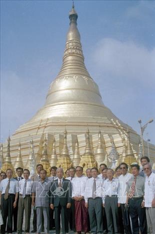  Tổng Bí thư Đỗ Mười thăm chùa Vàng ở thủ đô Yangon, ngày 23/5/1997, trong chuyến thăm chính thức Myanmar. Ảnh: Xuân Lâm/TTXVN